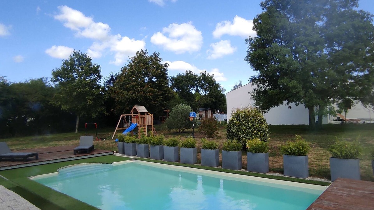 La Vallee House | House with large garden in the countryside