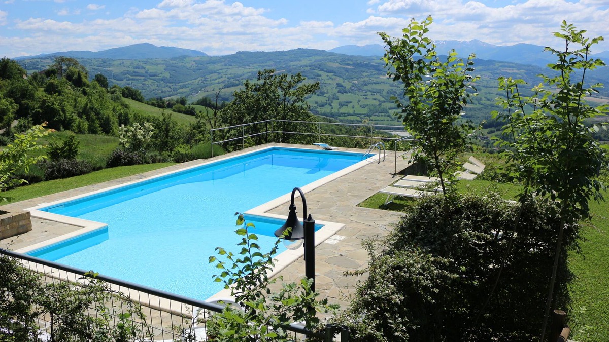 Carpineti Villa | HOUSE WITH LARGE GARDEN AND PRIVATE POOL