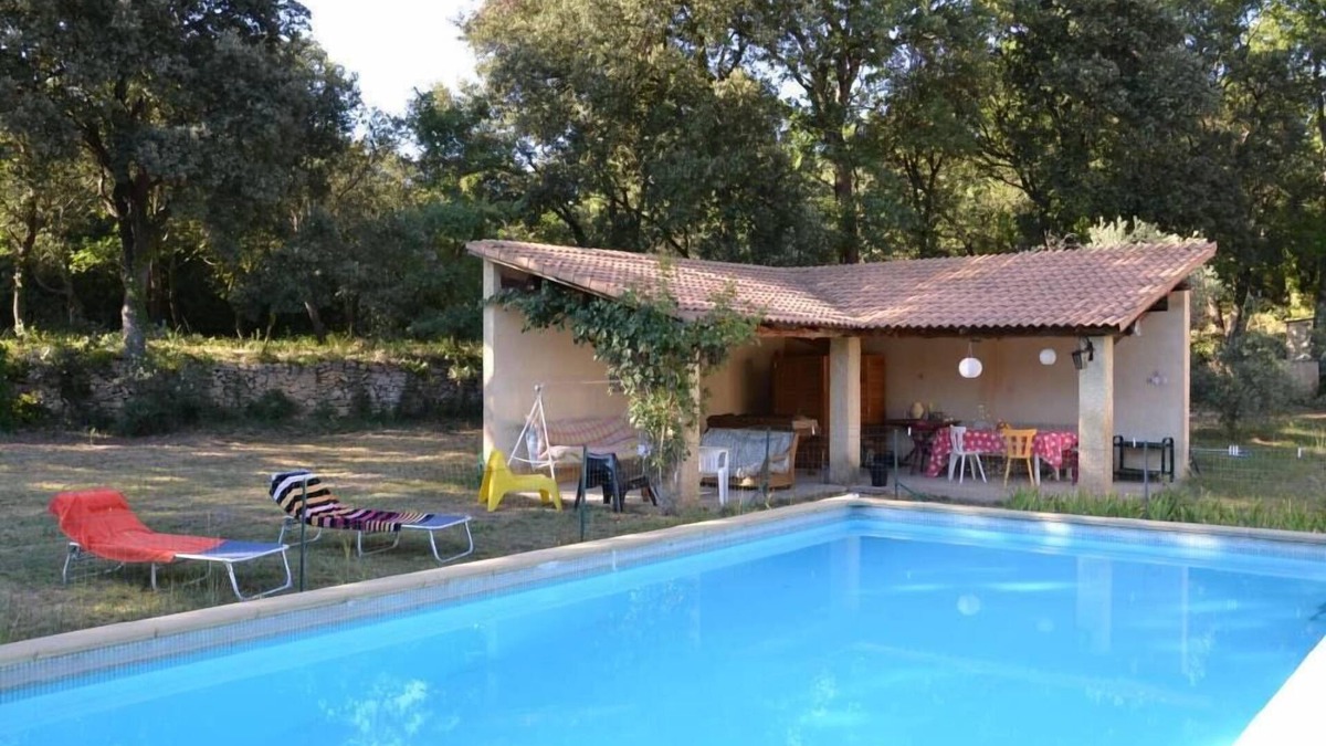 Serignan-du-Comtat Villa | House with pool on the edge of the forest, near Orange