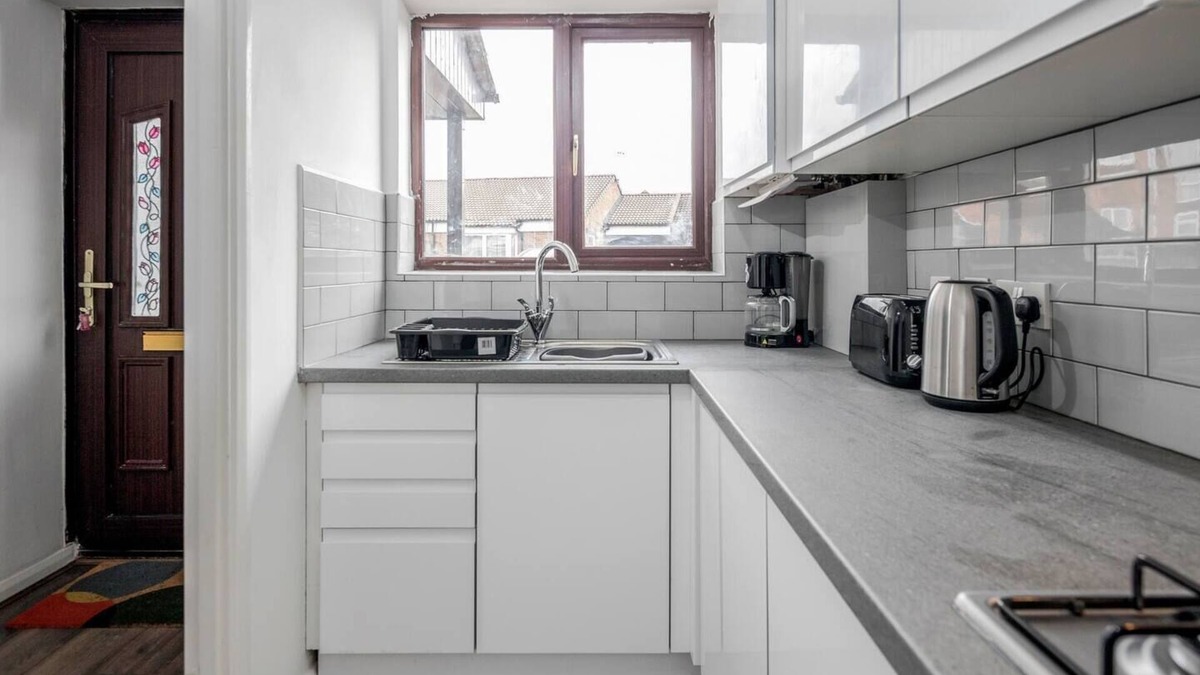 Redbridge House | House with parking, WiFi &Garden