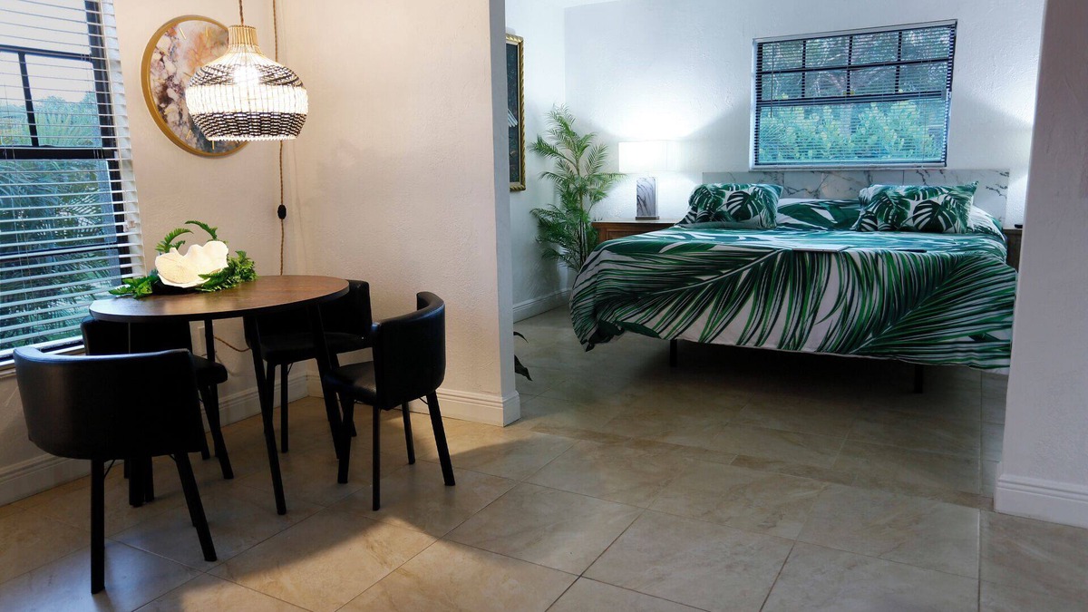 Punta Gorda House | House with Patio, Caribbean Hot-tub & Tiki Bar. Pet friendly. No cleaning charge