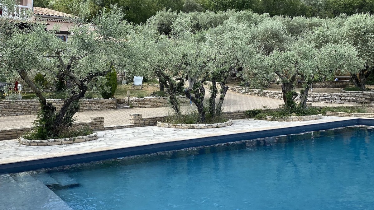 Volx House | House with pool access, independent garden and terrace, fireplace. Luminous