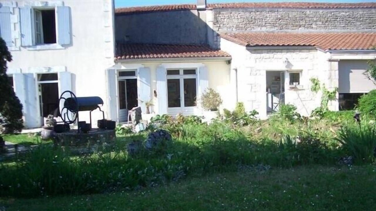 Souvigne House | House with pool in the heart of a village