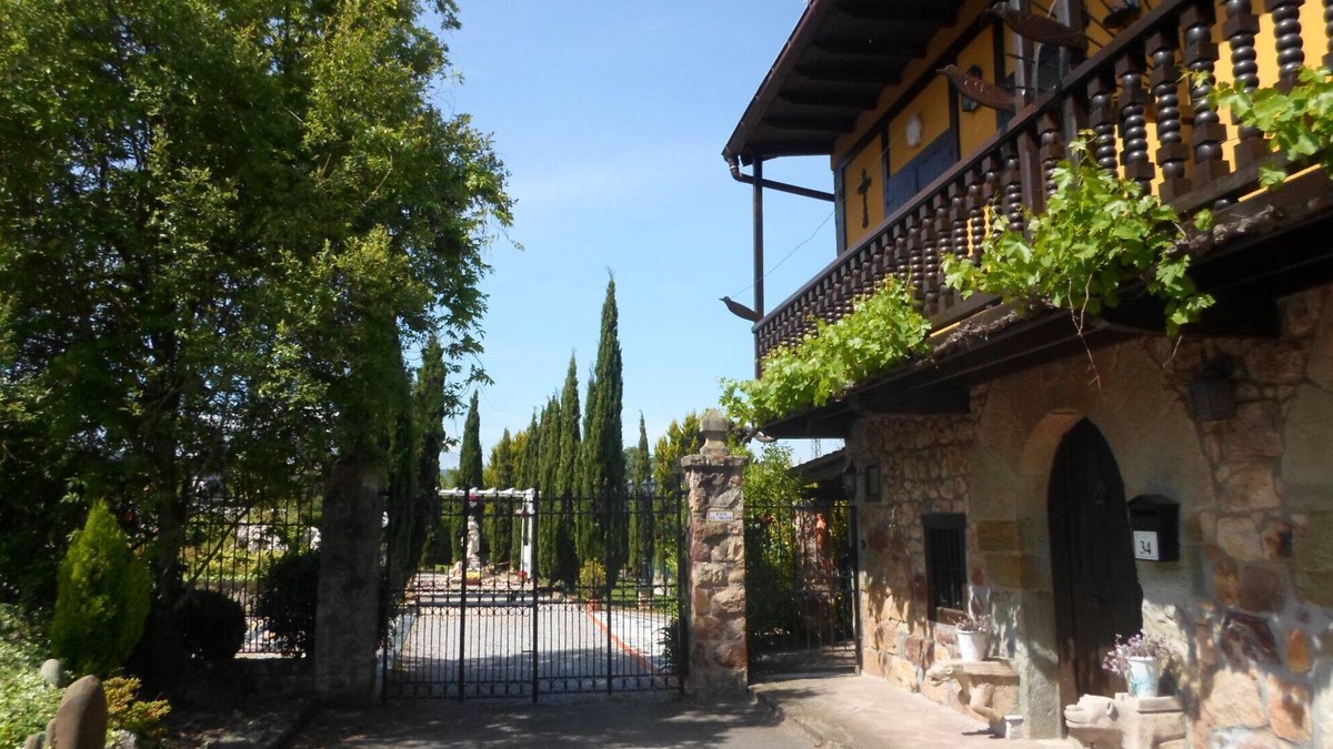 Parbayon House | House with pool, tennis court 4000m garden, terrace, barbecue .