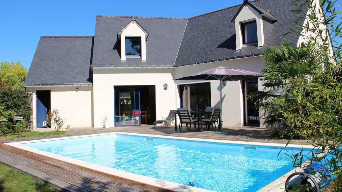 Theix-Noyalo House | House with private heated pool, disabled access