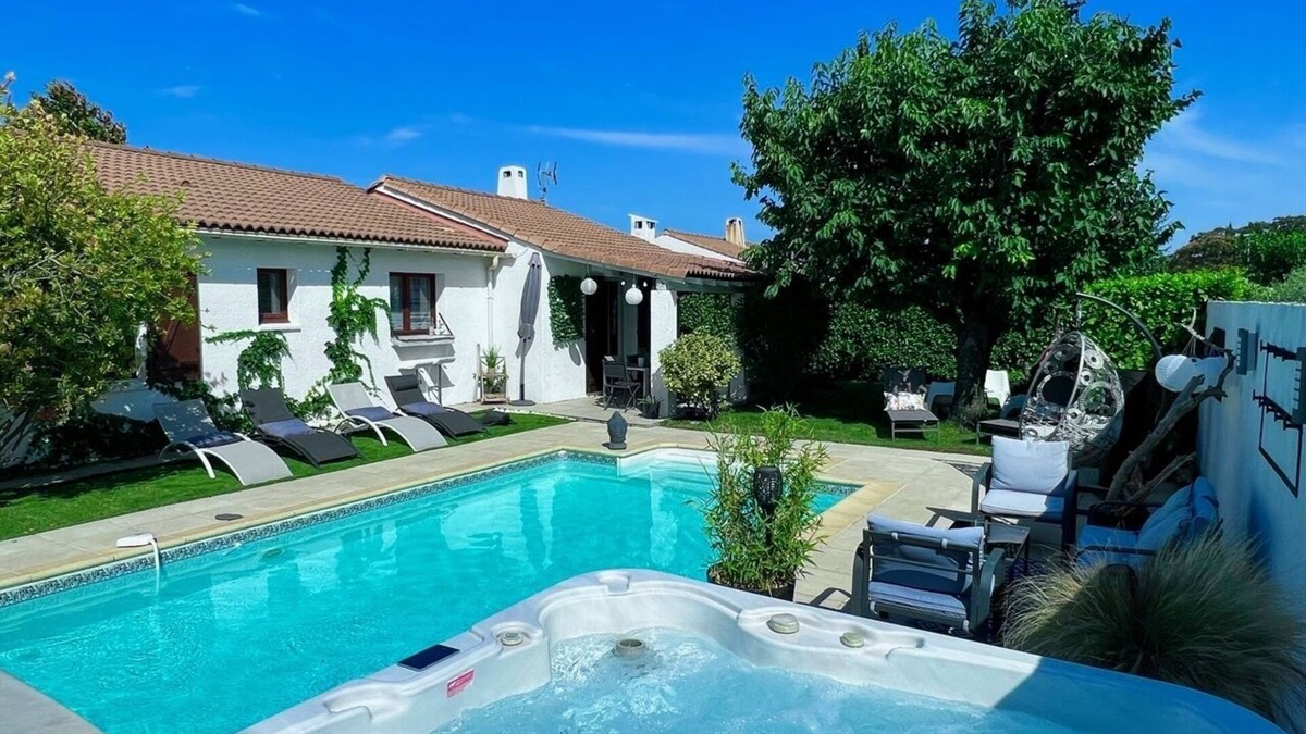 Garons House | House with private pool, Jacuzzi and air conditioning near Nîmes Arles Camargue and sea!