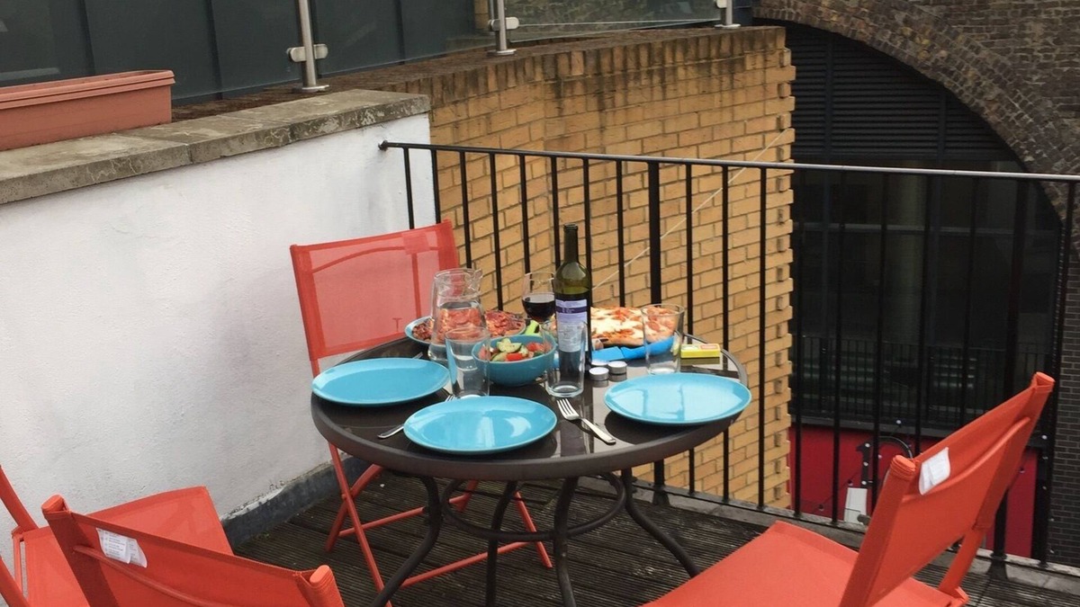 Cathedrals House | House with private roof terrace a few mins walk from Tate Modern and River