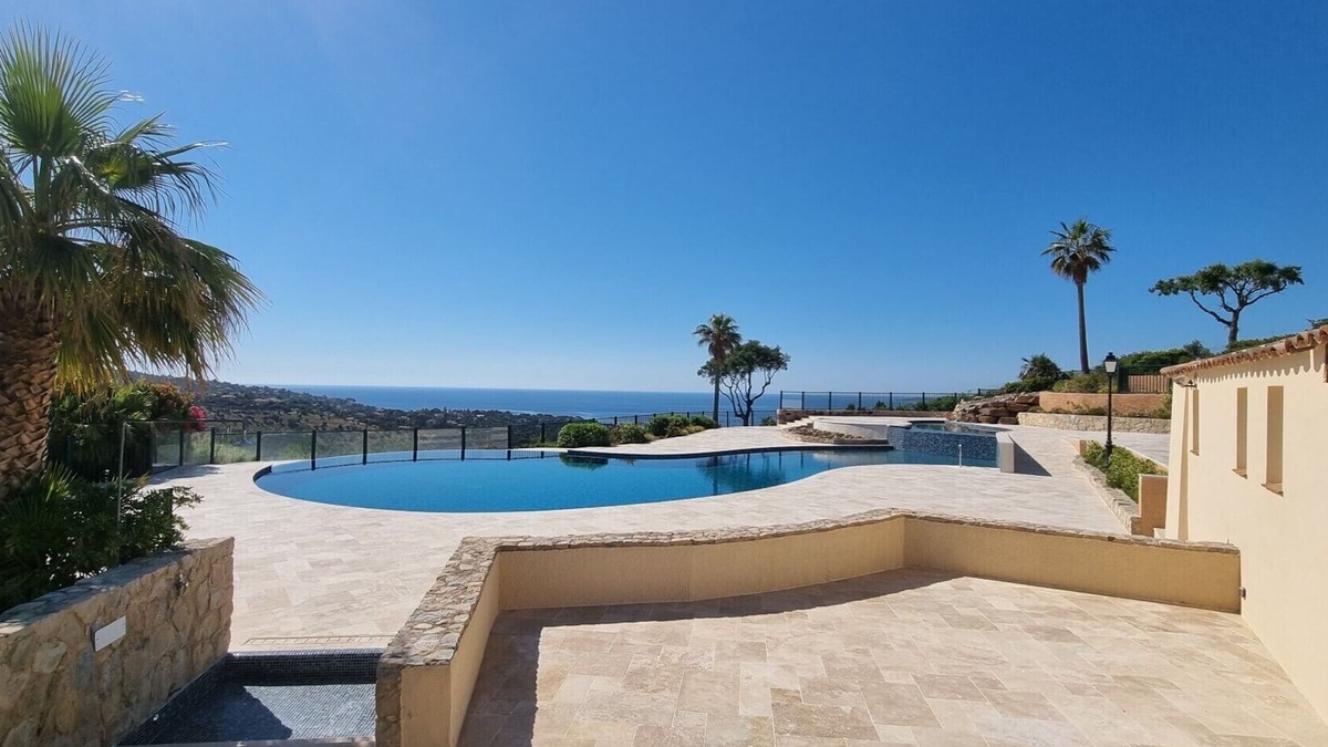 Les Issambres House | House with sea view, swimming pool, garden and tennis - sleeps 4