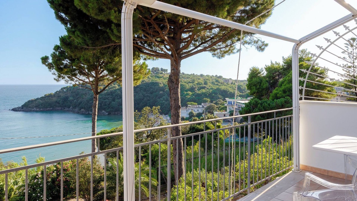 Gaeta Apartment | House with sea view, parking and private beach.