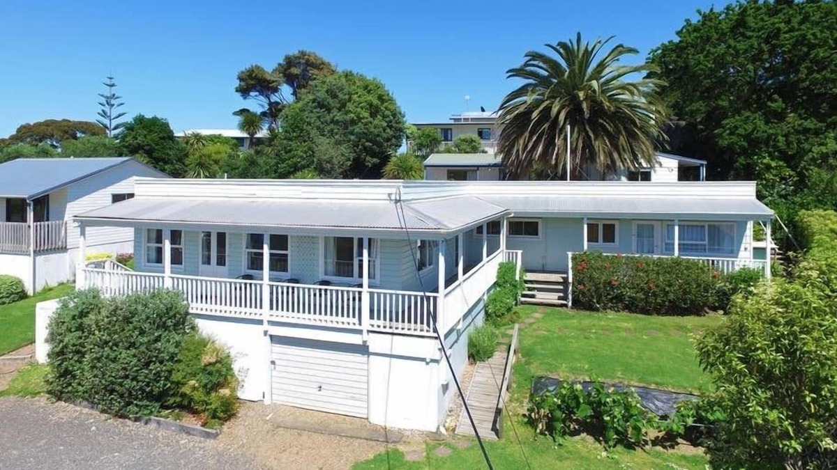 Ostend Cottage | House with self-contained adjoining studio. Great for large groups