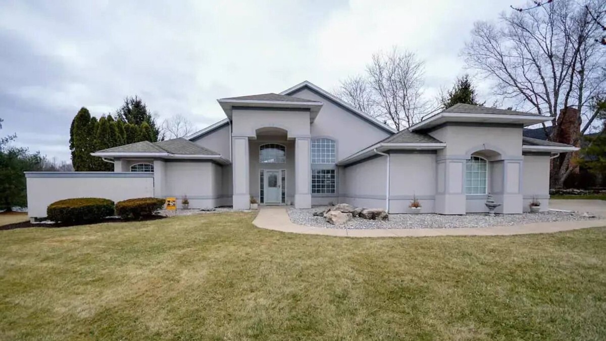 Columbia House | House with stunning lake views