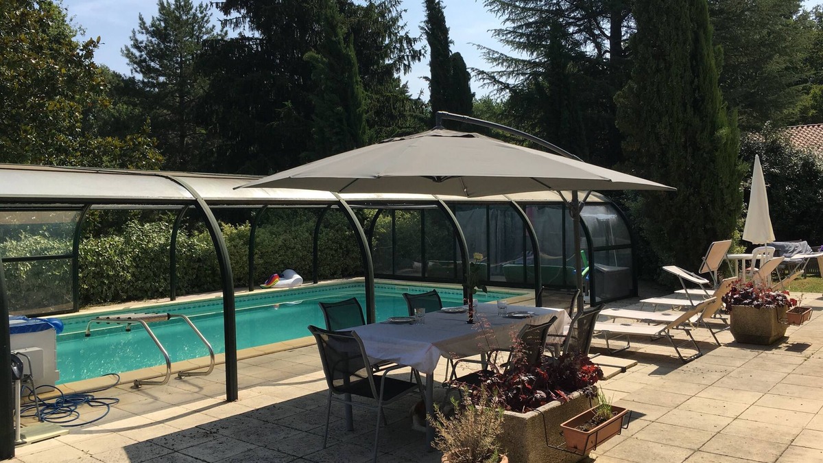 Baurech House | House with swimming pools. Pets welcome Large, well-fenced garden