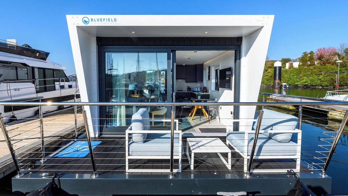 Kinsale Boat Rental | Houseboat at Castlepark Marina, KinsalenUnique on the water living experience