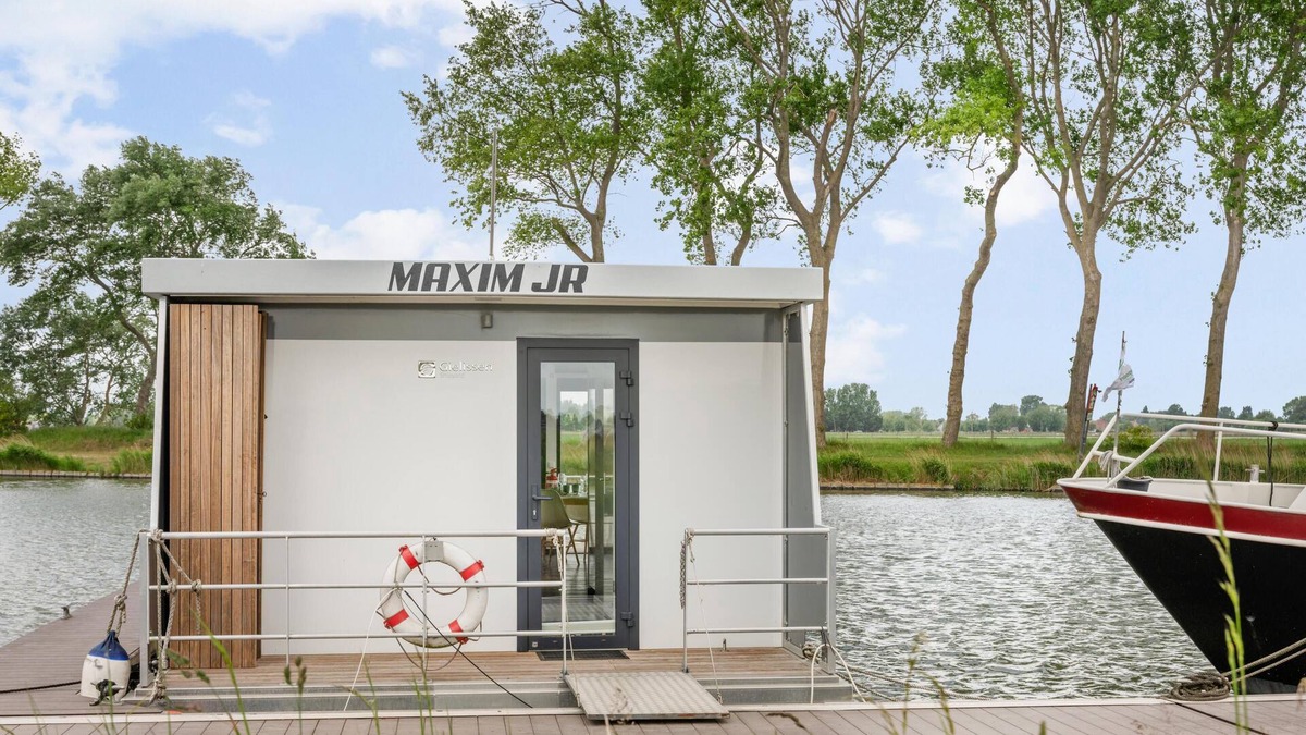 Nieuwpoort Boat Rental | Houseboat with a terrace and stunning views