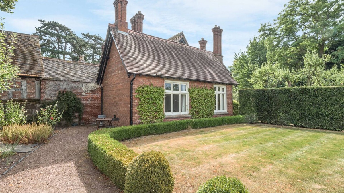 High Ercall Cottage | HOUSEKEEPER'S COTTAGE, character holiday cottage in Meeson