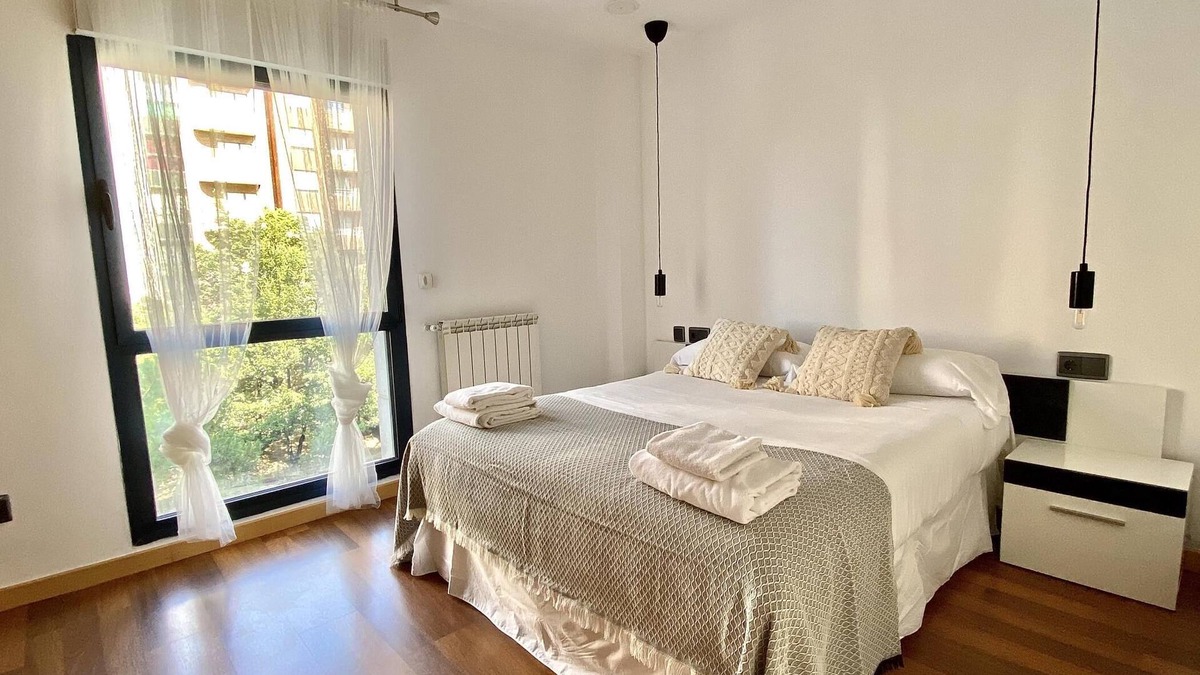 Leon Apartment | - Housingleon-center with two garage spaces