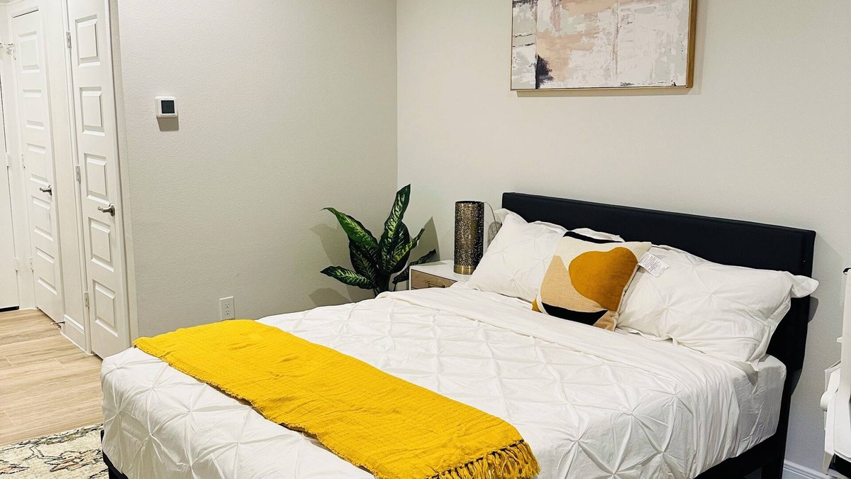 South Main Apartment | Houston Cozy Cityscape Retreat Near NRG Stadium, Galleria and TMC - Free WiFi