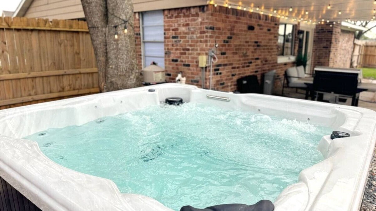 Meadows Place House | Houston Family Retreat with Hot Tub Pool Firepit