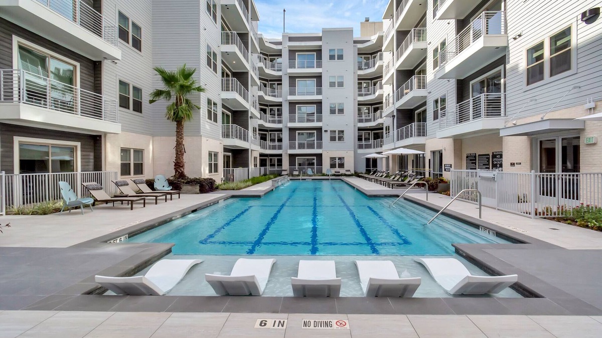 Greenway Plaza-Upper Kirby Apartment | Houston Upper Kirby Luxury Apt w/Pool Gym, Meeting Rm etc