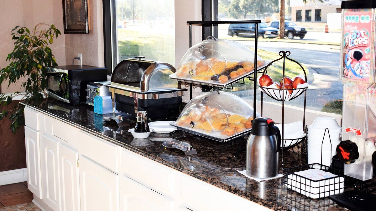 Burton Hotel | Howard Johnson by Wyndham Beaufort/Parris Island