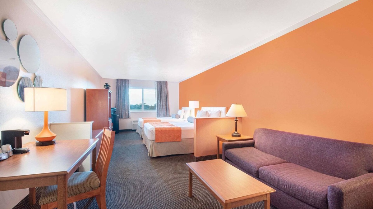 Oacoma Hotel | Howard Johnson Hotel & Suites by Wyndham Oacoma