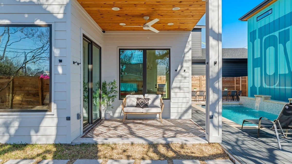 Rosewood House | Howdy House | Heated Pool | Walk Downtown | Grill