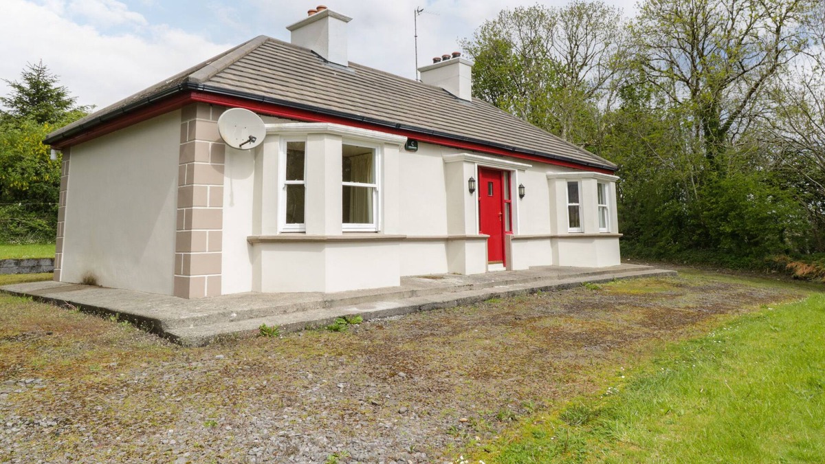 Ballina Cottage | HOWLEY COTTAGE, pet friendly in Crossmolina, County Mayo