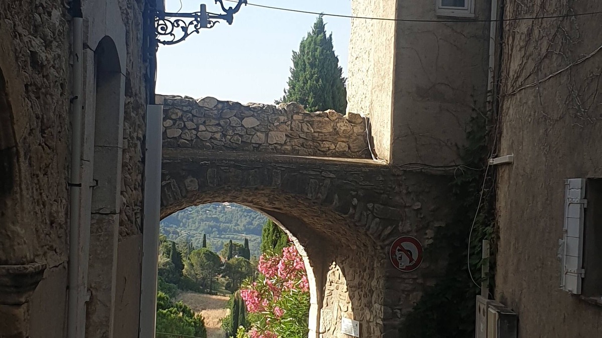 Village of Castellet Apartment | howling, a house in the ramparts