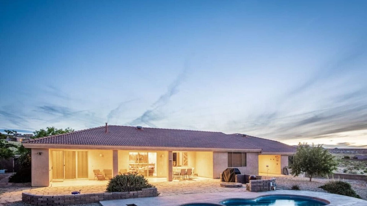Greenehaven House | HOZHO: Pool, Hot Tub, Fast WiFi, Level 2 EV PHEV Charger & Lake Powell Views
