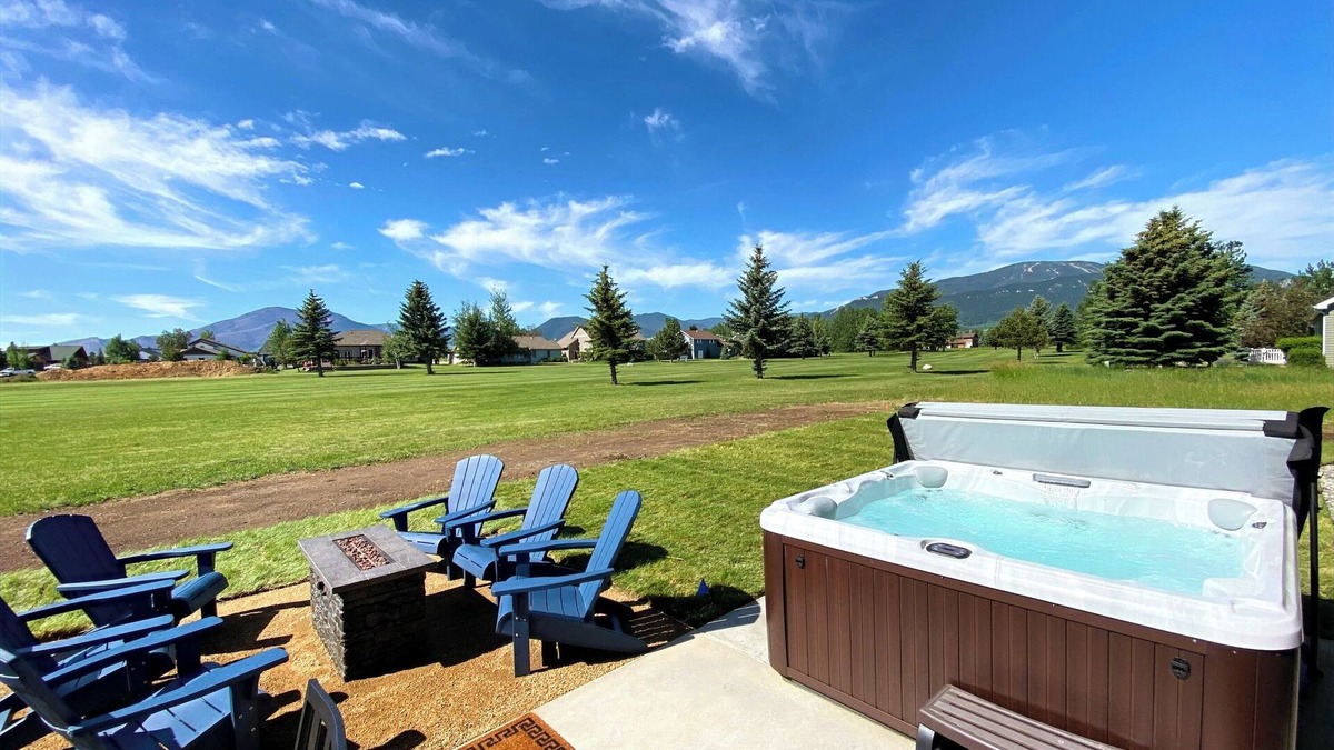 Red Lodge House | HuckleBeary Hideaway- 4 Bed/2Bath Mountain Home with Hot Tub and Spectacular Mountain Views
