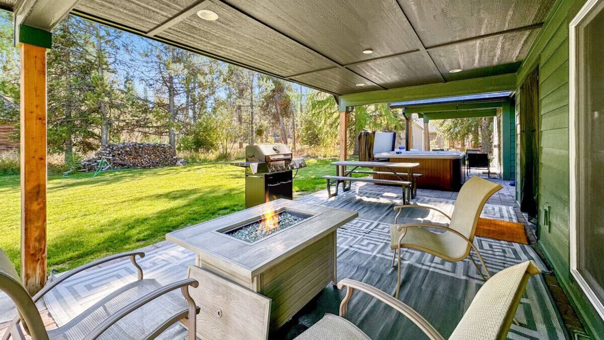 Wagon Wheel Apartment | Huckleberry Hideout .