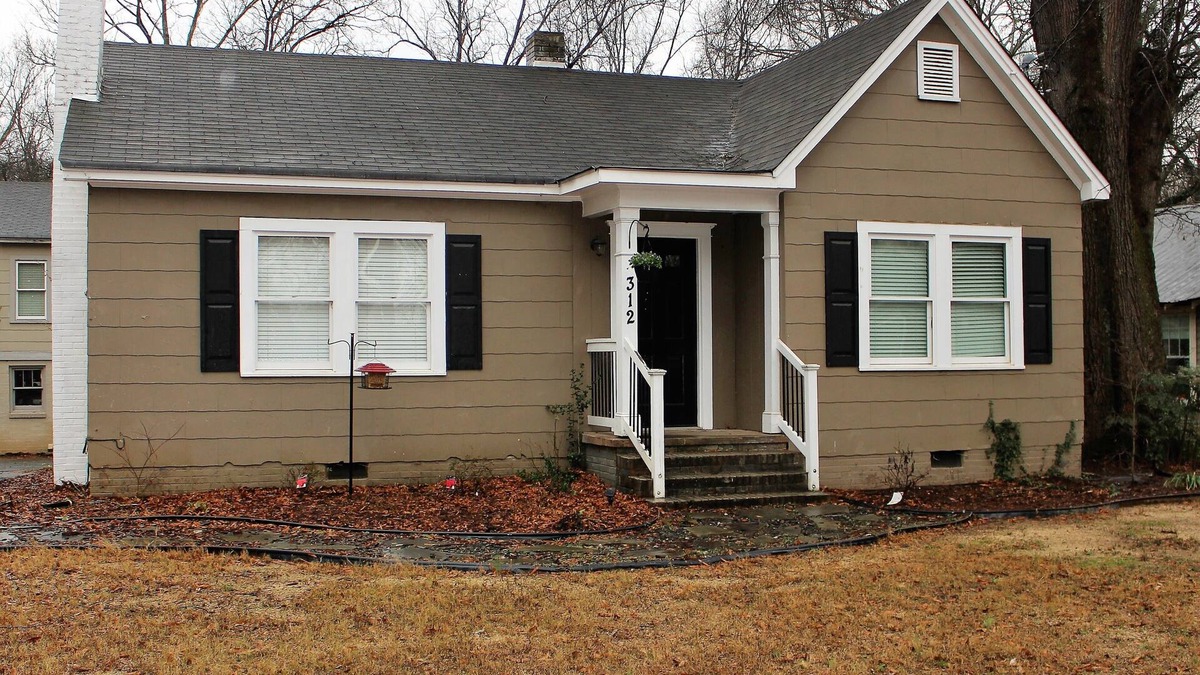 Cartersville House | Hudson's Birdhouse-Quaint Bungalow in Historic "Old Town" downtown Cartersville