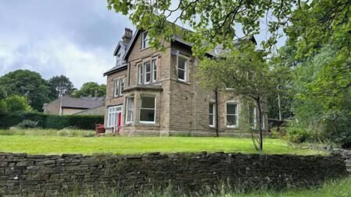 Buxton House | Huge 11 Bed House in Buxton w/Parking Hot Tub