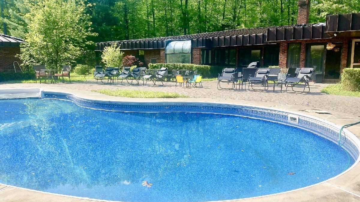 Cresco House | Huge 14 Acre/5000 Sqft Private Estate Hot Tub Firepit Tennis —LOTS Spaces!