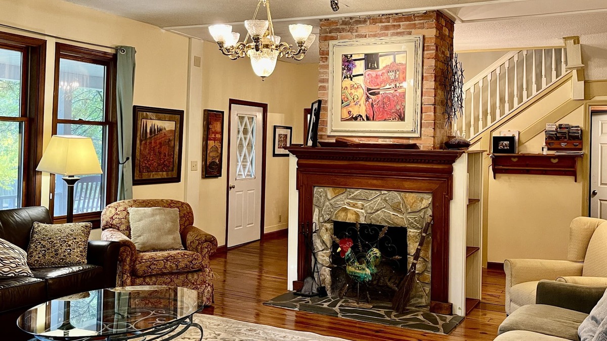 Swannanoa House | Huge 180-yr-old Farmhouse. All new amenities. 1 acre. cCose to town.