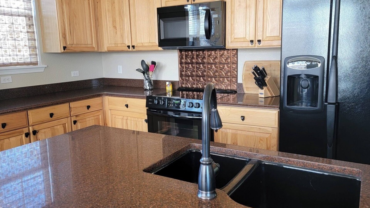 Cottonwood Condo | Huge 2 Bedroom Condo with Attached Garage!