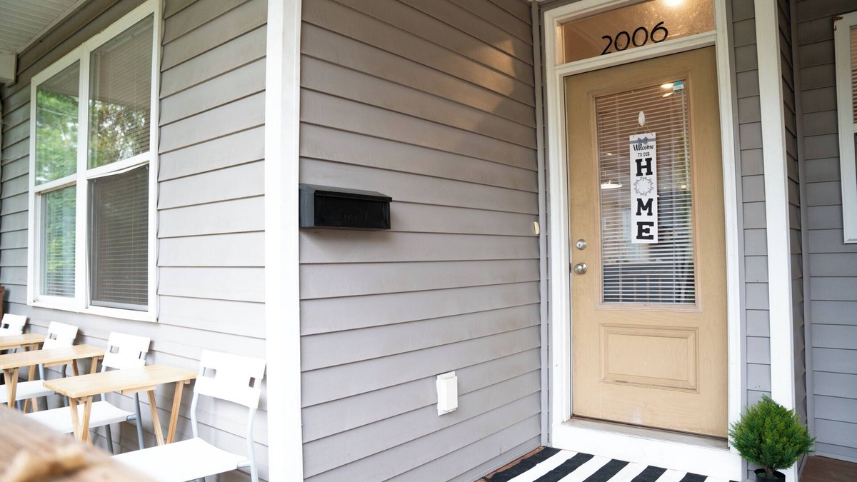 Richmond House | Huge 3BD 3.5BA townhome in Bryd Park with Patio!