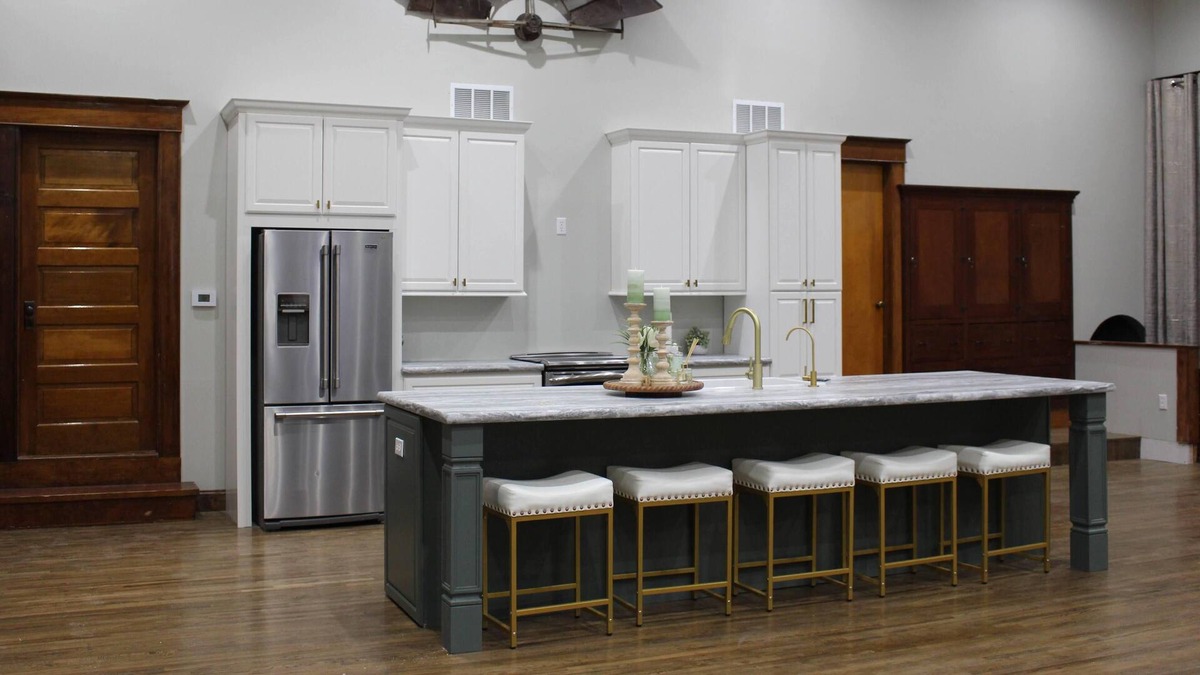 Conway Springs Cabin | HUGE 5-bedroom house, w/large living spaces in quiet small town