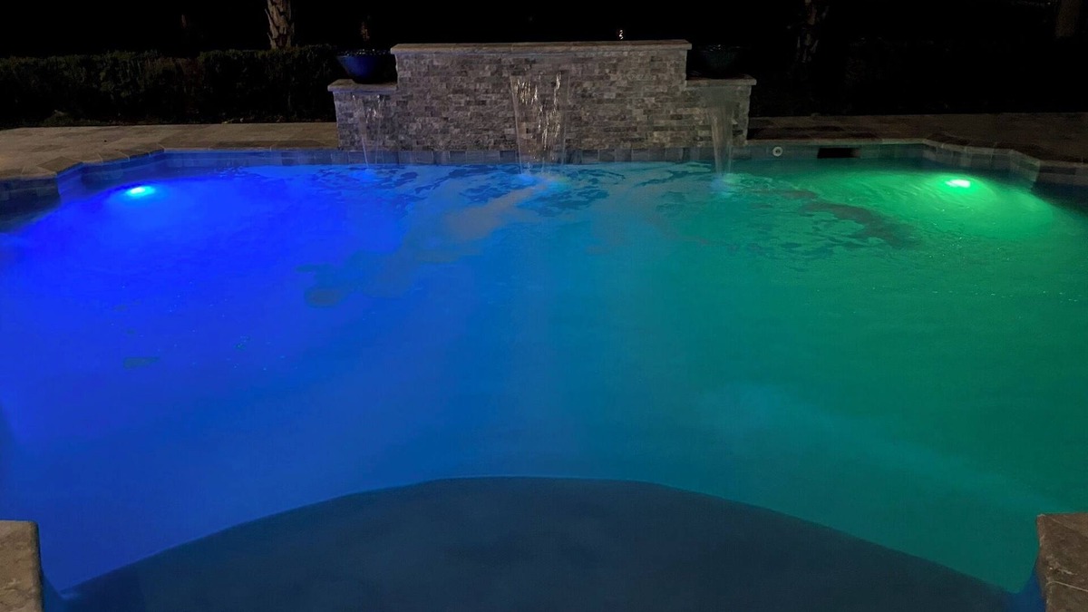 Sunshine House | Huge 5 bedroom in Baton Rouge with Pool, Theatre 55m to New Orleans Super Bowl