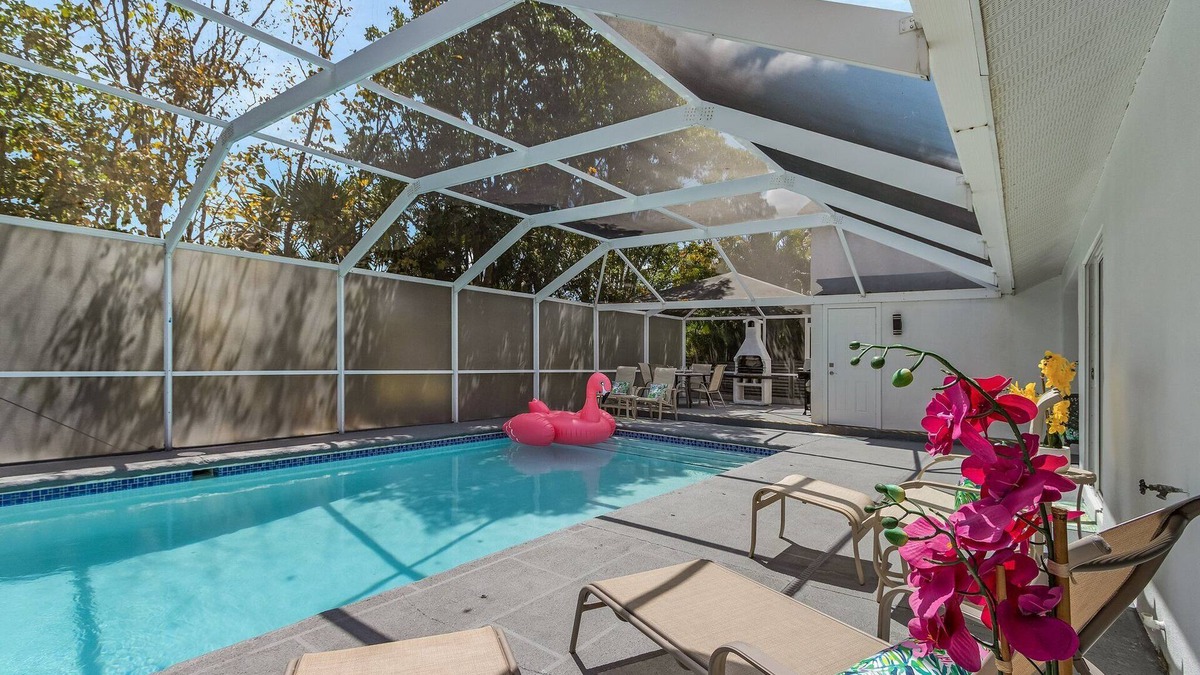 Willoughby Acres House | Huge 5BR Heated Pool, BBQ, 3 Suites Nr Beaches,Pets OK