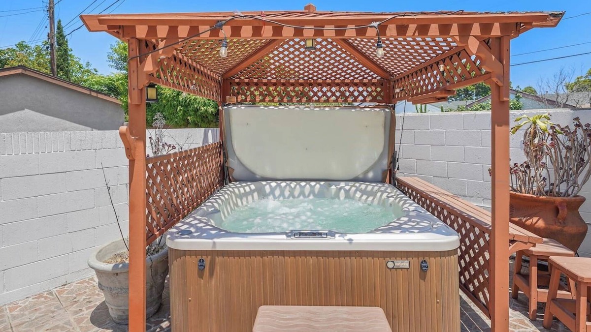 Norwalk House | Huge 5BR Jacuzzi 15min to Disneyland Sleeps 18