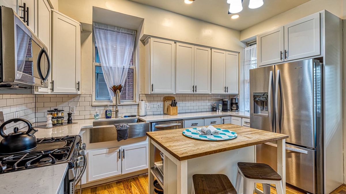 Shaw House | Huge 6 bed, 3.5 Bath Home 2 KING BEDS FAMILY SHAW NEIGHBORHOOD