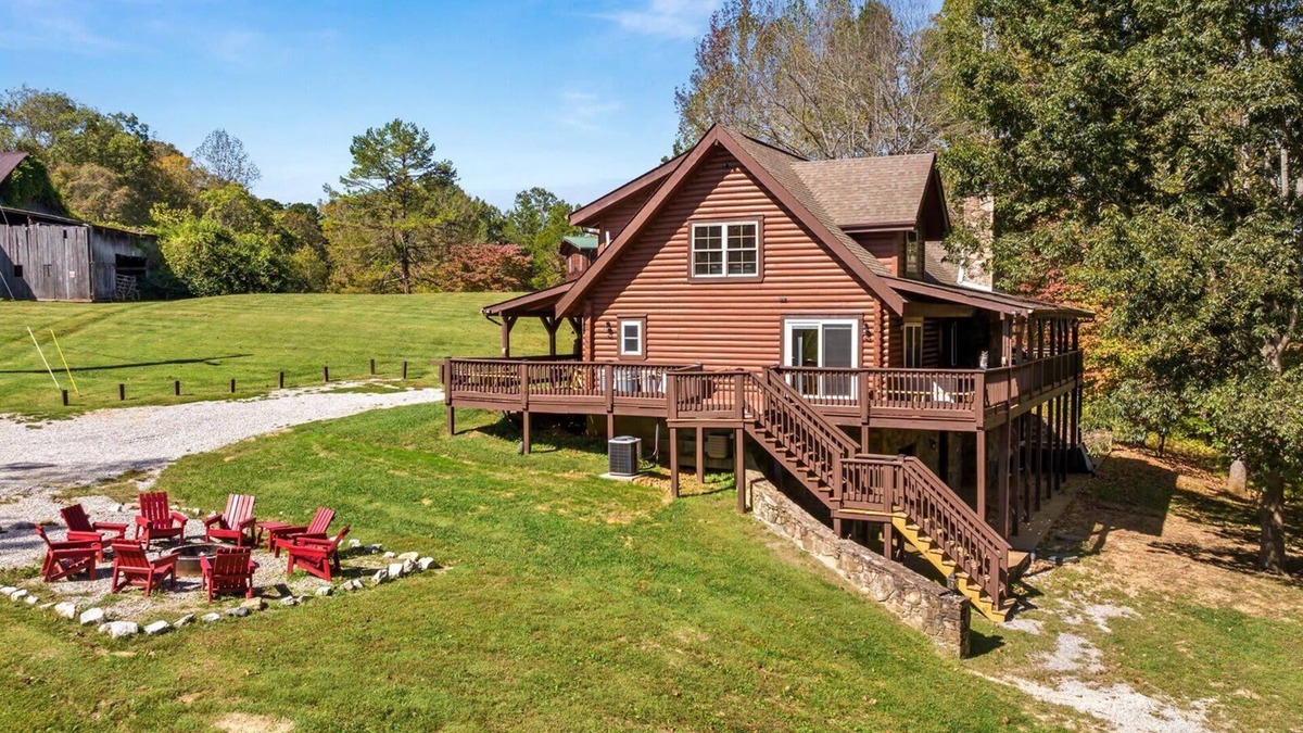 Byrdstown Cabin | Huge 8 BR Lodge - Hot Tub, Fire Pit, Ping Pong
