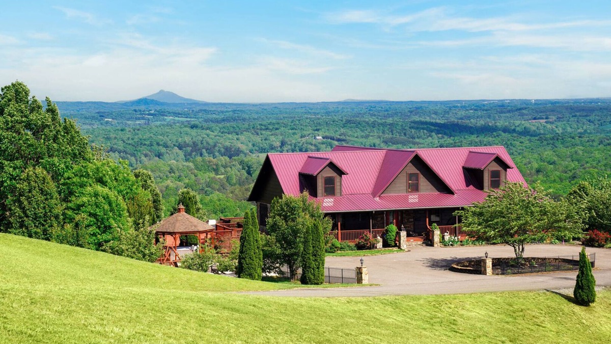 Dobson Cabin | Huge 8BR Mountaintop Mansion, with Majestic Views,Oversized deck in Mt.Airy, NC.