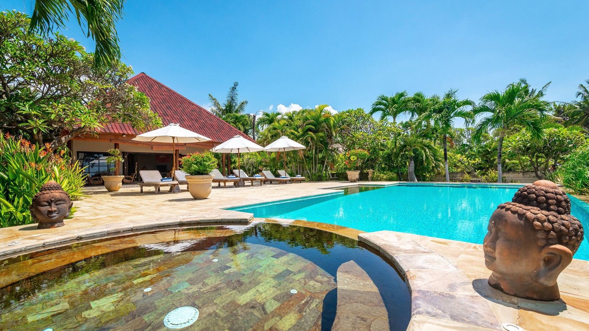 Dencarik Villa | Huge beachfront villa with direct access to the beach!