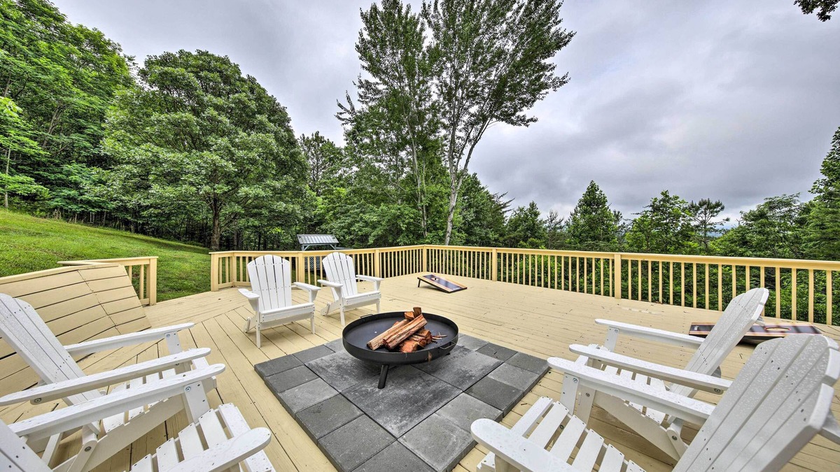Blairsville Cabin | Huge Blairsville Cabin: Game Room + Mtn View!