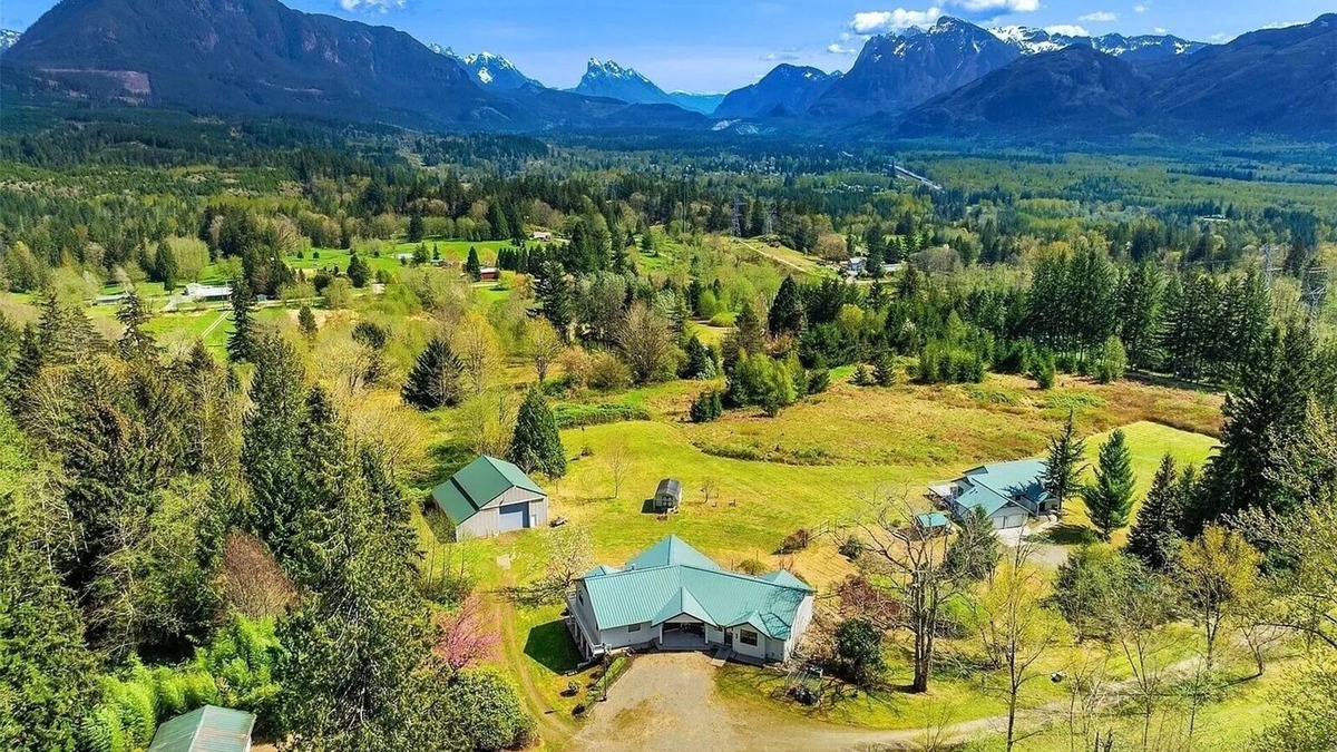 Sultan Ski Chalet | Huge Chalet - Epic Mountain Views! 5 Bed/3.5Bath