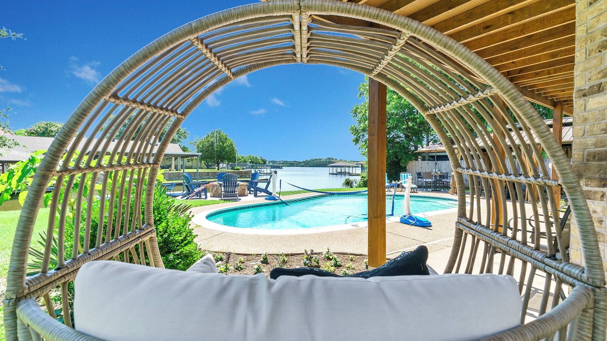 Granbury House | Huge Family Lakehouse · TWO Game Rooms, Fire Pit, Fishing, Kayaks, Pet Friendly