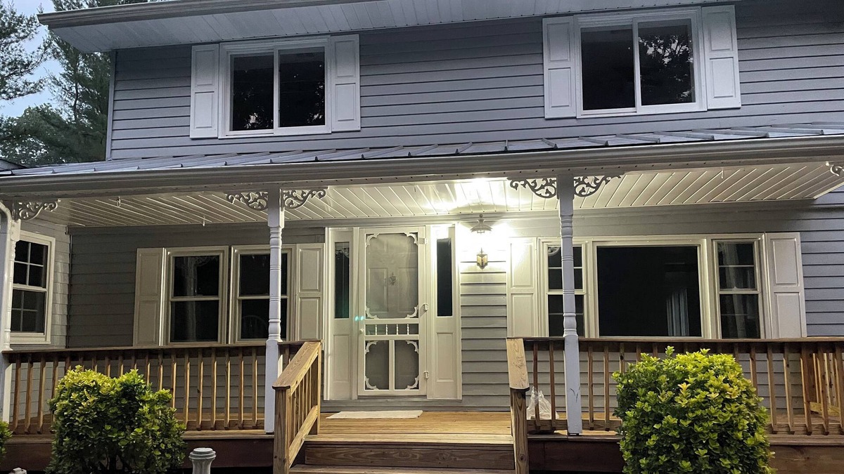 Lakeview House | Huge Farm style home on 2.5 ac lot w/large back yard for gathering events & more