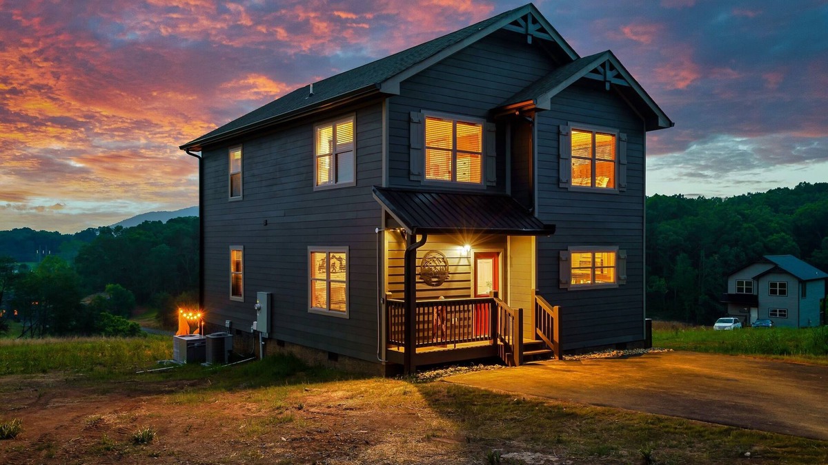 Sevierville Cabin | HUGE Fire Pit, Flat Roads, Pets OK, Stadium Theater, Hot Tub, 350mb WIFI
